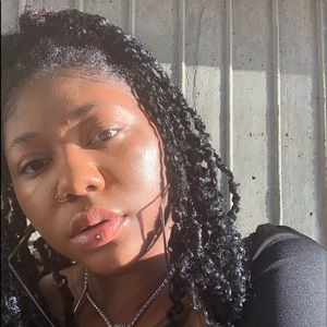 Meet your Posher, Denisha